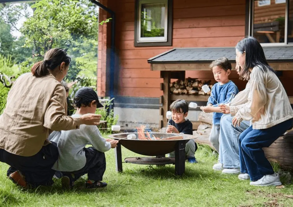 焚火を楽しむ体験者の画像